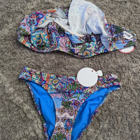 2 Piece Bathing Suit/ Bikini With Flounce Top Wire Bra - Picture 2 of 5